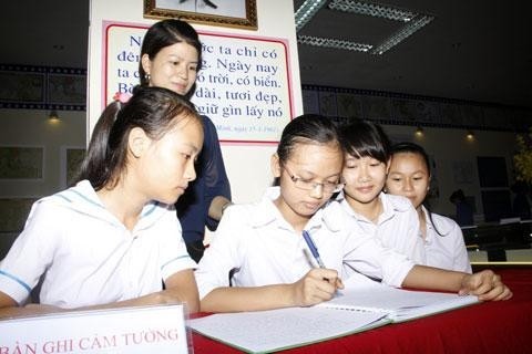 Documents on Truong Sa, Hoang Sa on display - ảnh 1